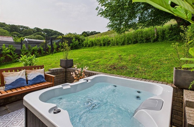 LUXURY BEACH STAY WITH HOT TUB, pet friendly in Burry Port