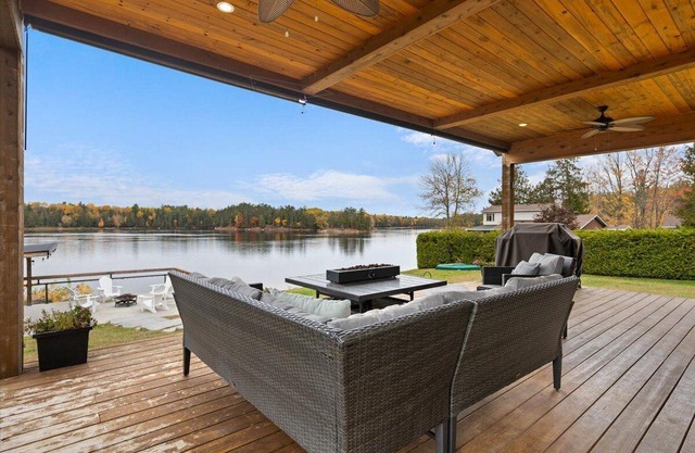 Luxury Beachfront Cottage w Hot tub, Sauna & Bar