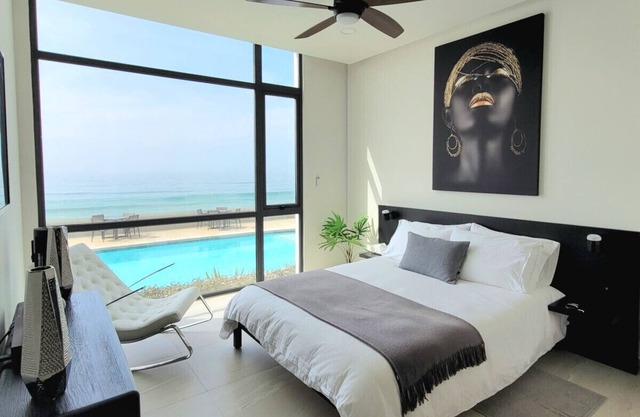 Luxury Beachfront Condo + Pool & Jacuzzi