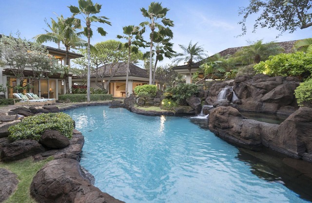 Luxury Beachfront Estate w/Pool, Spa, AC, Sauna & More: Kailua's Kai Moena