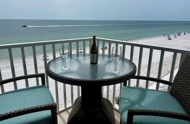 Luxury Beachfront, freshly painted and newly furnished walk to Venetian Village
