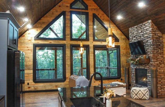 Luxury Cabin adjoining Robber's Cave State Parkn