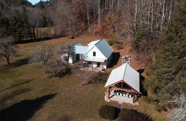 Luxury Cabin nestled in Cherokee National forest steps away from the AT!