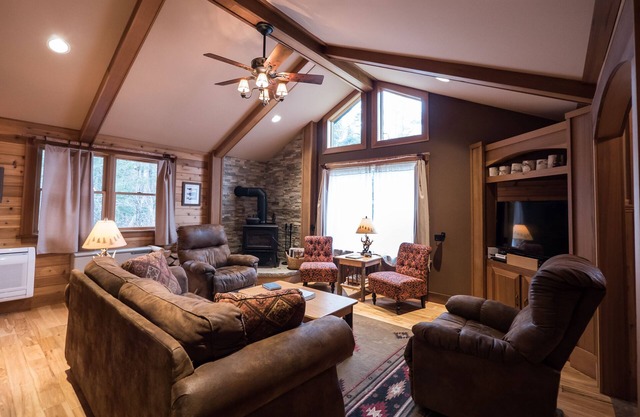 Luxury Cabin Perfect Location in Rainbow Lake, NY