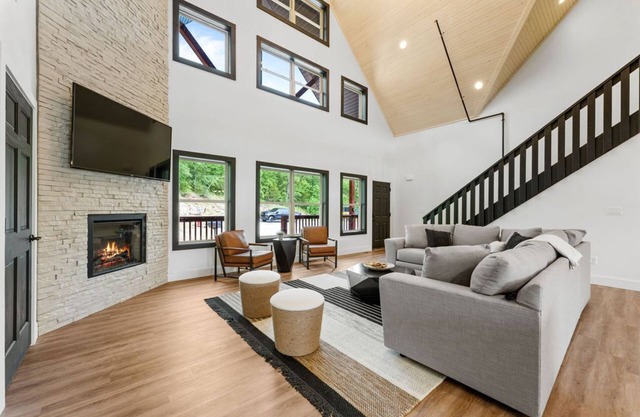 Luxury Cabin w/hot tub, pet frdnly, cmty pool