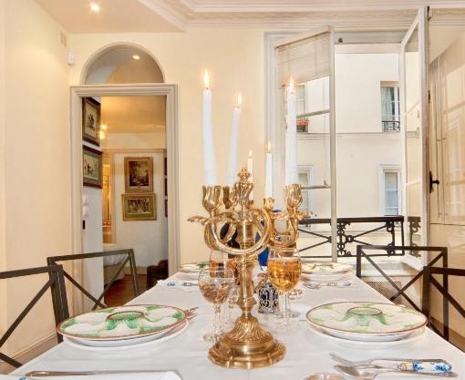 Luxury, Calm and Elegance in the heart of Champs-Elysées with a bottle of Champagne upon your arrival !