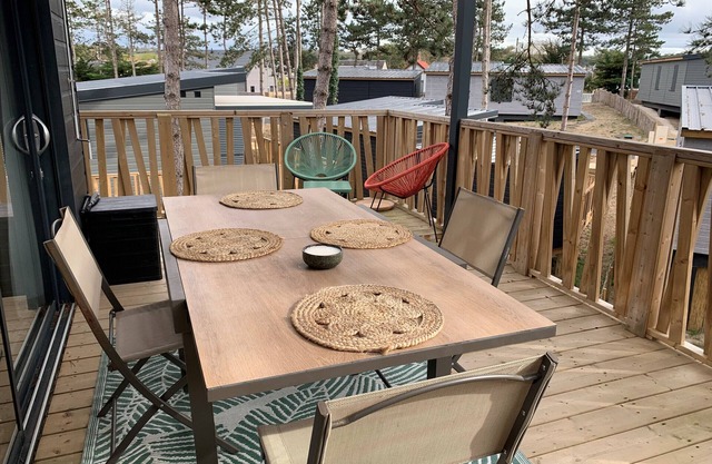 Luxury Chalet - 4 Guests - Heated Pool - Close to Beach & Shops - Free WiFi