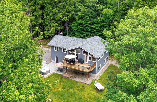 Luxury chalet nr Attitash w/fireplace-3 br;2+ba