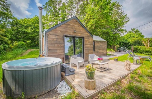 Luxury chalet with outdoor spa & rural location