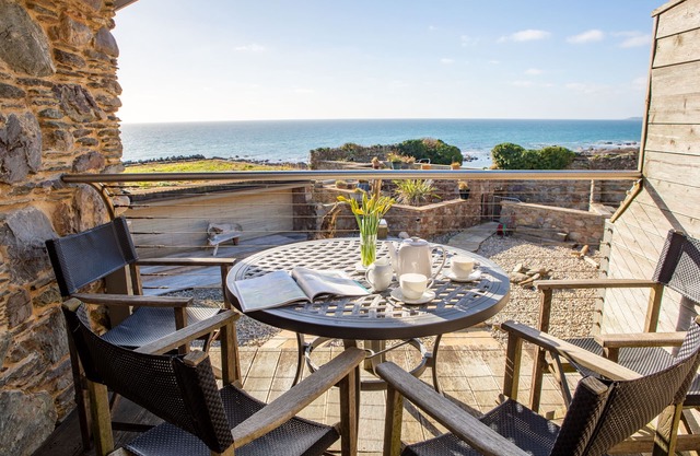 Luxury coastal cottage 20m from the beach. Fantastic sea views. Dog friendly.