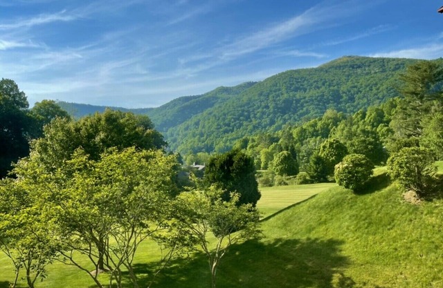 Luxury Condo-Golf, Pool, Fitness Center & Mountain Views!