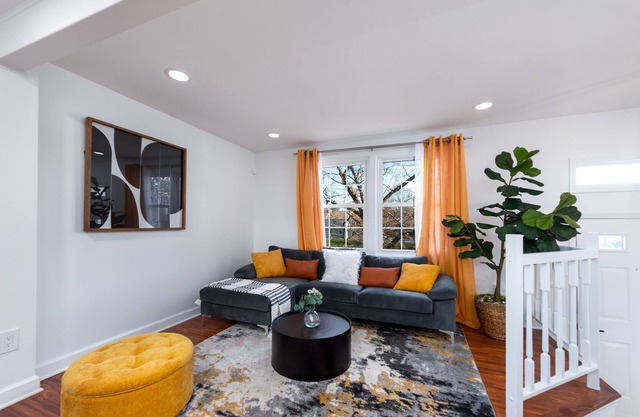 Luxury contemporary modern home mins away from DC!