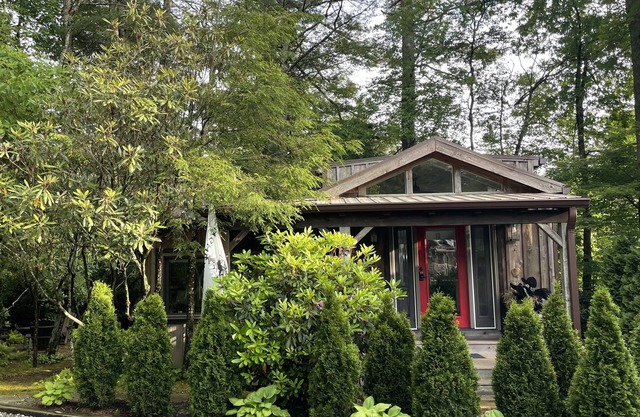 Luxury Cottage w/indoor fireplace & outdoor firepit; walk to Main St!