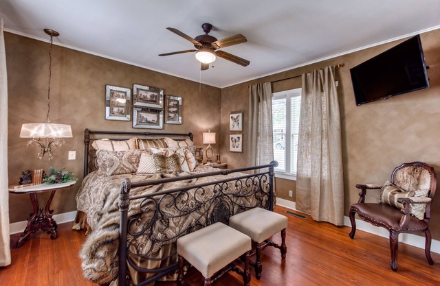 ❤️Luxury Crockett Street Retreat, hot tub and outdoor fireplace! Downtown