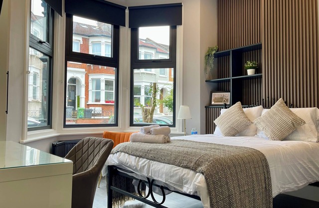 Luxury Deluxe Double Room In Guest House | Vibrant London