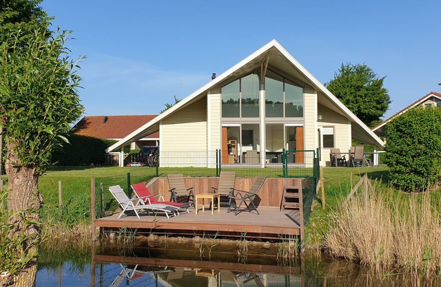 Luxury detached vacation apartment by the river, lounge terrace and WLAN