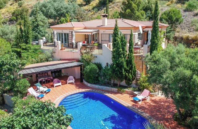 Luxury detached villa with pool and stunning sea views (30 min from Malaga)