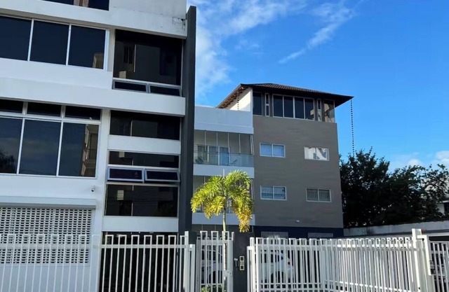 Luxury 4BR Penthouse w/Balcony & City Views/Walk to Shops & Restaurants