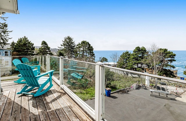 Luxury, Dog-Friendly Home w/Ocean Views, Gas Fireplace, Jetted Tub, Deck