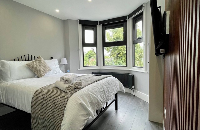 Luxury Double Room In Guest House | Vibrant London