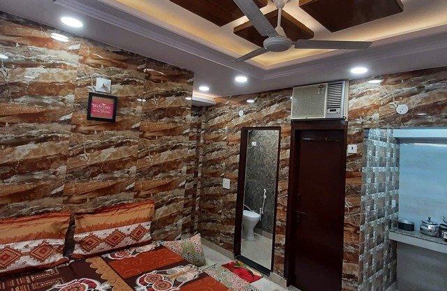 Luxury Flat in Foreigner Areof Lajpat Nagar With Fully Equipped Kitch