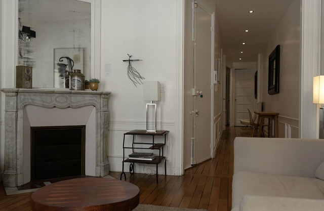 Luxury flat, smart & quiet district (17th) shopping area & pedestrian street