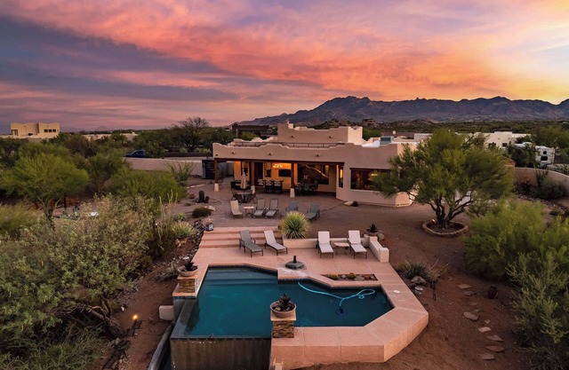 Luxury Getaway - Infinity Pool, Mountain Views, Rooftop Deck