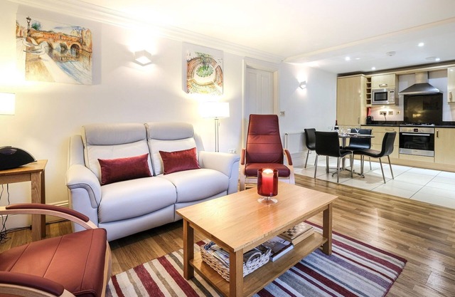 Luxury Ground Floor Apartment with Parking in Central Bath