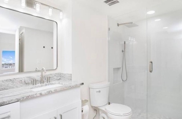 Luxury Gulf Shore Boulevard 1 BR condo rental with water view and beach access.