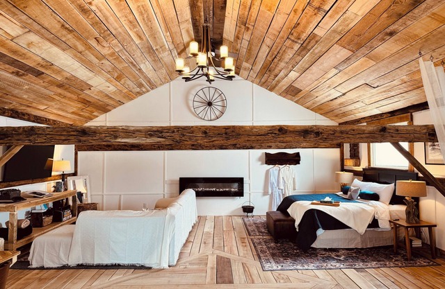 Luxury Hayloft retreat close to Turkey Point and Port Dover