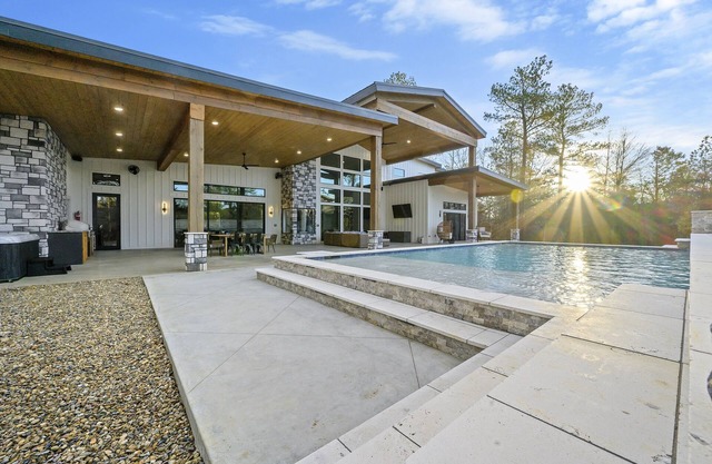 Luxury-Heated POOL-Hot Tub-Fire Pit-Sleeps 24-Mojito Moon