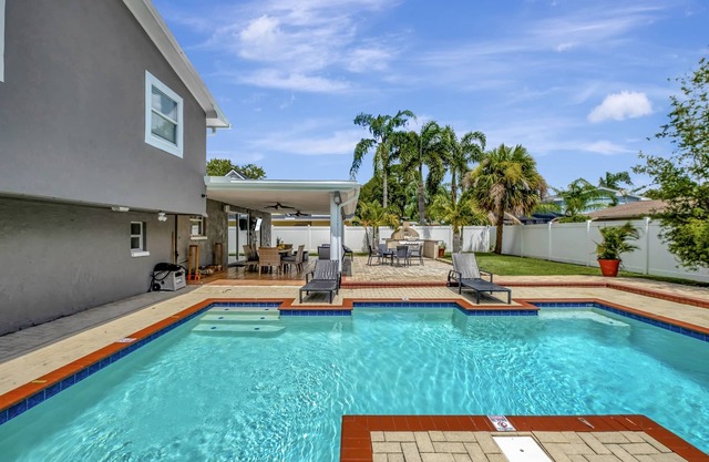 Luxury Heated Salt Pool House in Perfect Location