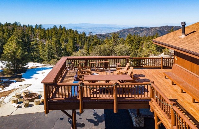 Luxury Hilltop Log Cabin On 4.5 Acres. Panoramic Views and Pet Friendly