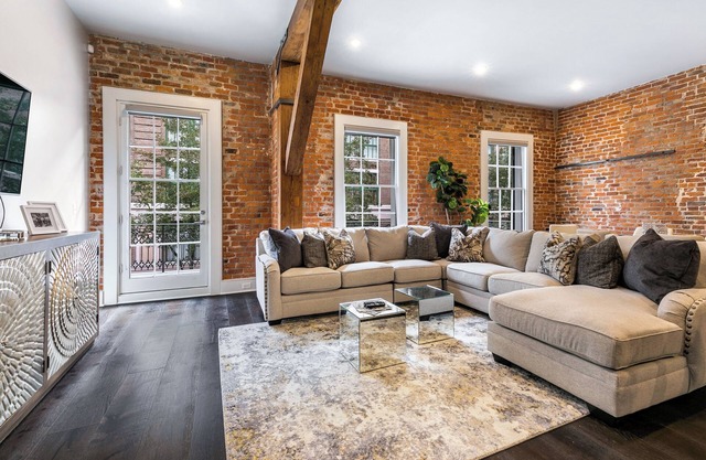 🎷Luxury Historic Downtown Location LG Private Balcony | The Armstrong 🎷