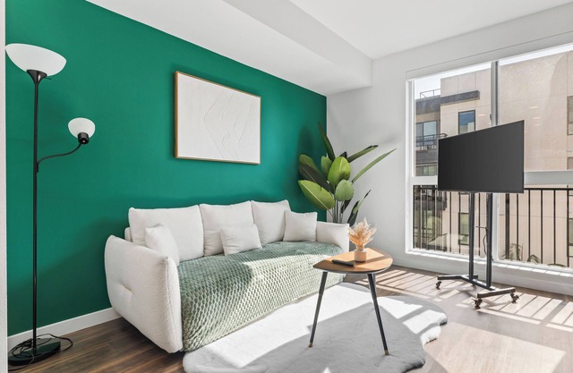 Luxury Hollywood King Studio I Pool, Gym, Parking, 10min to Universal Studios