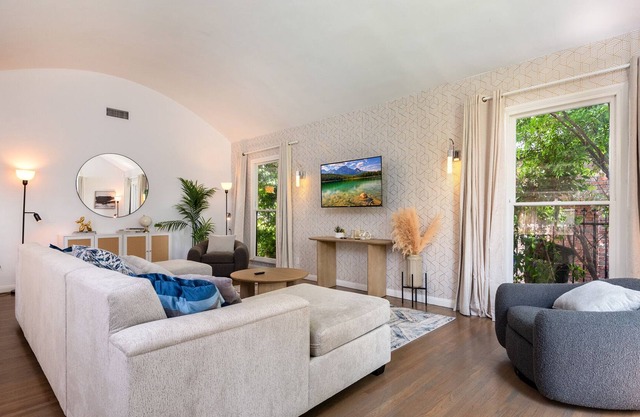 Luxury Home in WEHO 5BD with Private Jacuzzi - Sleep 16