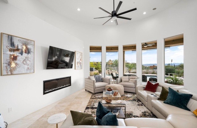 Luxury Home w/Heated Pool, Mountain Views, Games