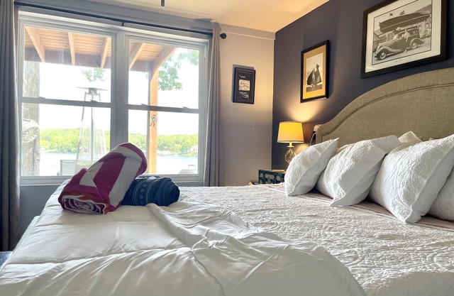 Luxury Honeymoon Retreat for a Couple with Hot Tub & Lake Access