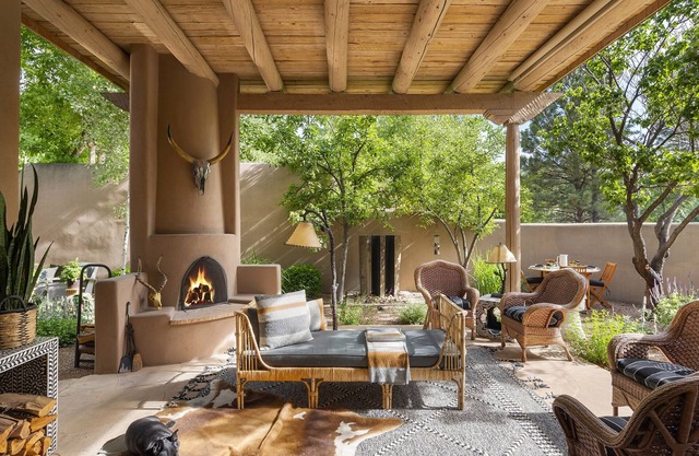 Luxury | Hot Tub | Walk to Canyon Rd | Scenic Santa Fe River | Two Masters