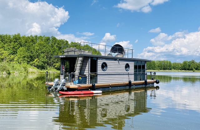 Luxury houseboat with many extras included