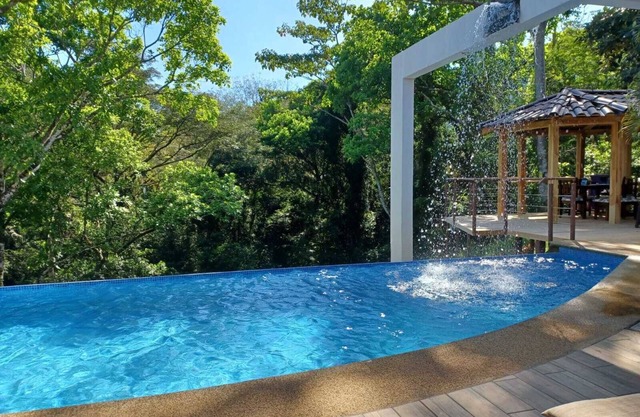 Luxury Jungle Retreat 10 min drive to beach