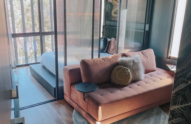 Luxury, jungle-themed micro-apartment. 300m to tram stop. Walk to Lonsdale St.