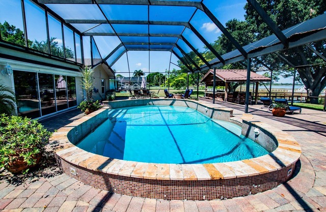 Luxury Lakefront | Heated Salt Pool, Dock & Kayaks | Home Theatre & EV Charger | Near Theme Parks