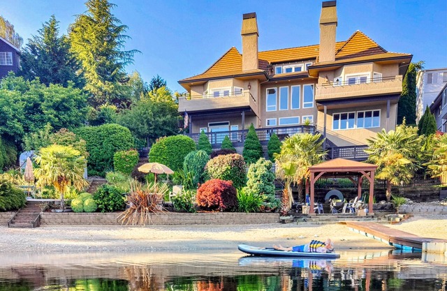 Luxury lakefront home w/private beach, kayaks, hot tub, dock, fireplaces & gym