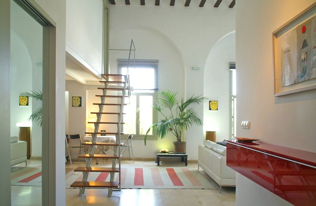 Luxury, light & spacious loft-apartment great for longer stays, private parking