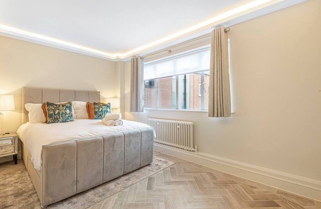 Luxury Living in Knightsbridge | Balcony Views of Harrods, 2BR/2BA with AC