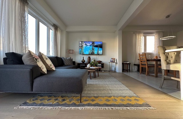 Luxury Living Near Niagara-New Spacious 4-Bed, 1-King Bed