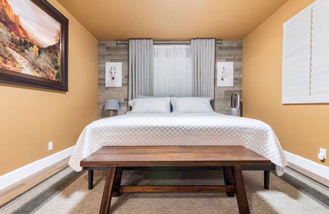 Luxury Living w/Private Entrance, Jacuzzi Bathtub