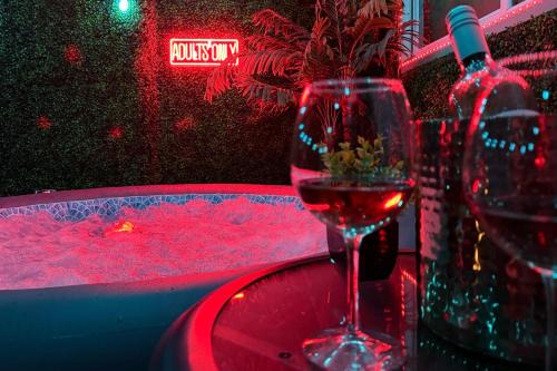 Luxury Lovers Escape Hot Tub & Fantasy Suite