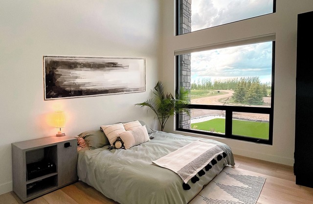"Luxury Meets Nature: Trendy 2-Bedroom Studio in Scenic Oasis
